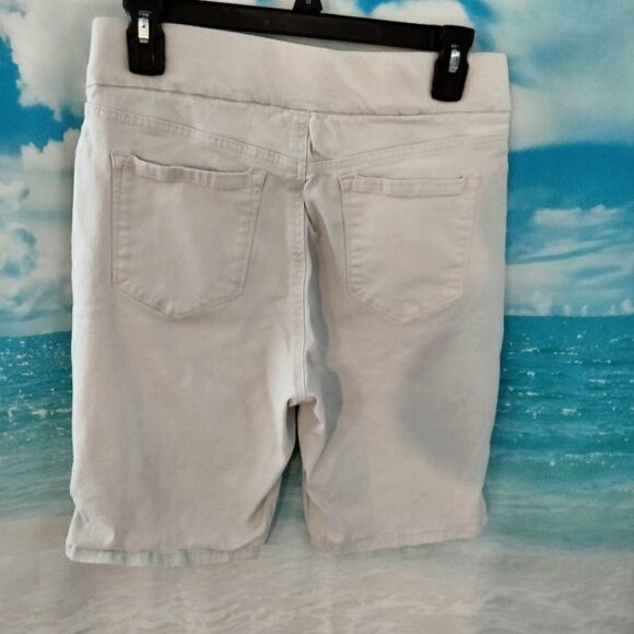 "Gloria Vanderbilt" woman's all around slim affect shorts. - Picture 4 of 7